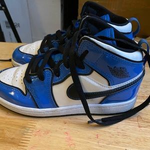 Jordan 1 mid ( patent leather) - signal blue /black and white